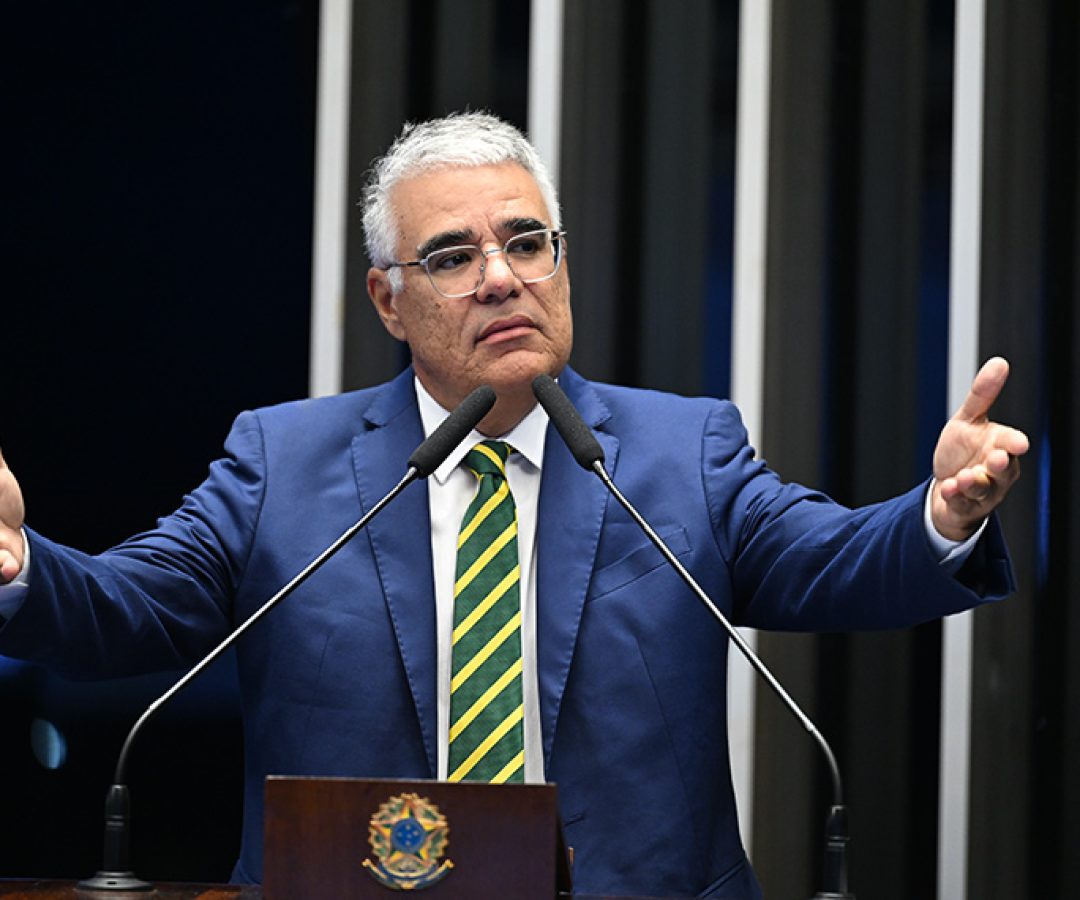 À tribuna, em discurso, senador Eduardo Girão (Novo-CE).