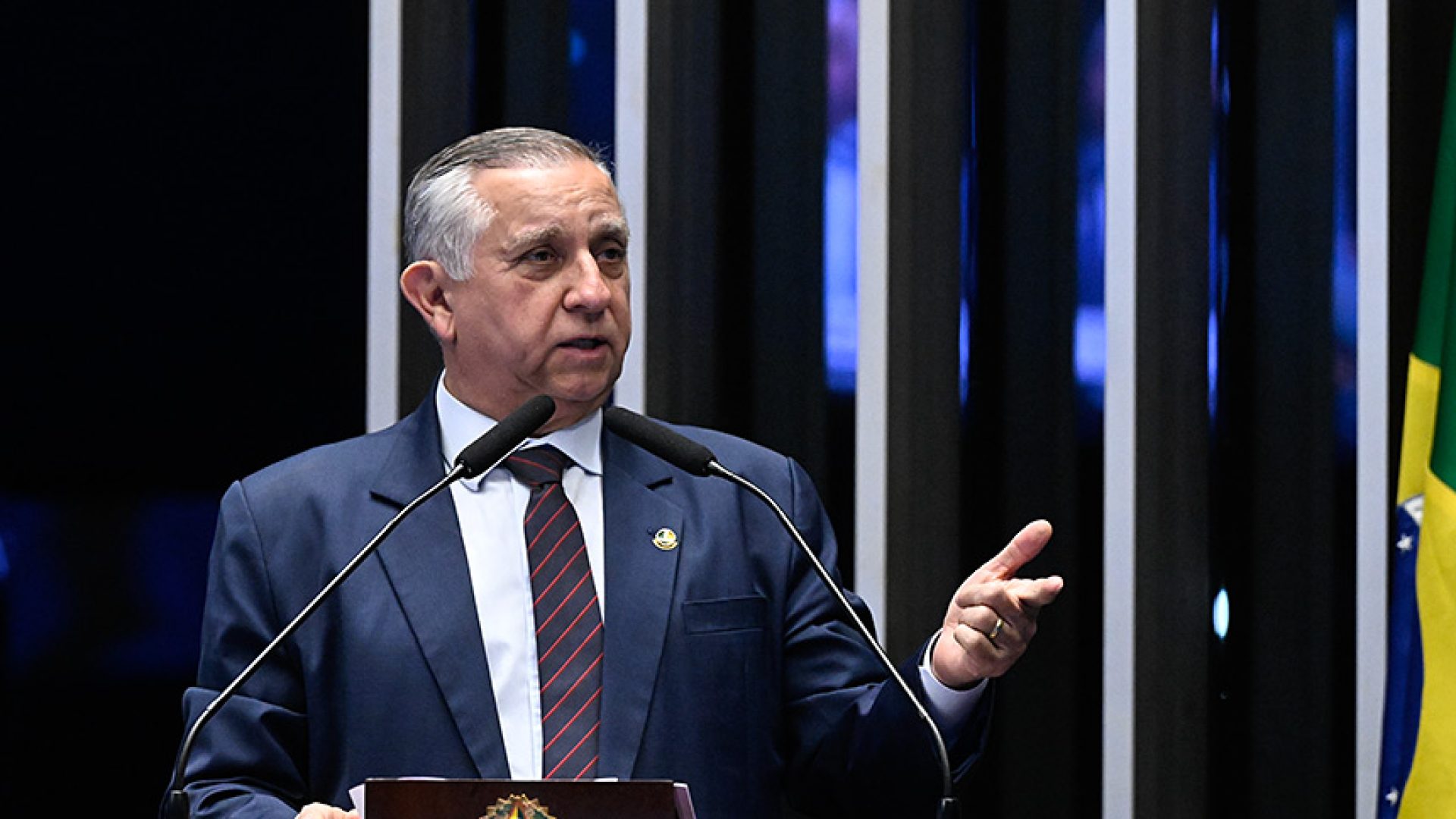 Senador Izalci Lucas (PL-DF) em discurso à tribuna.