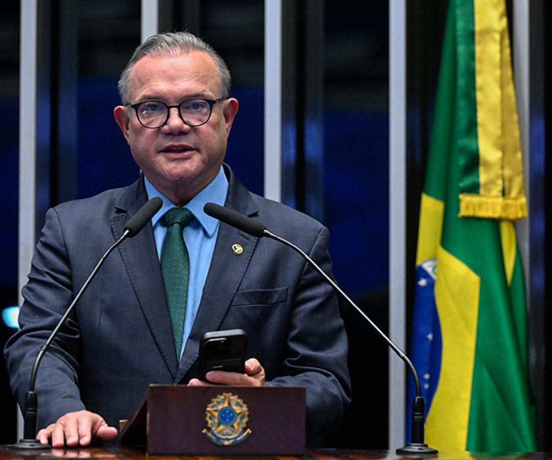 À tribuna, em discurso, senador Wellington Fagundes (PL-MT).