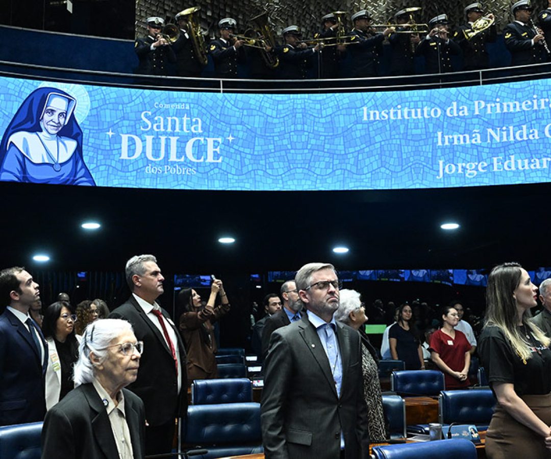 Em posição de respeito, parlamentares e convidados acompanham execução do Hino Nacional pela Banda de Música da Marinha do Brasil.
