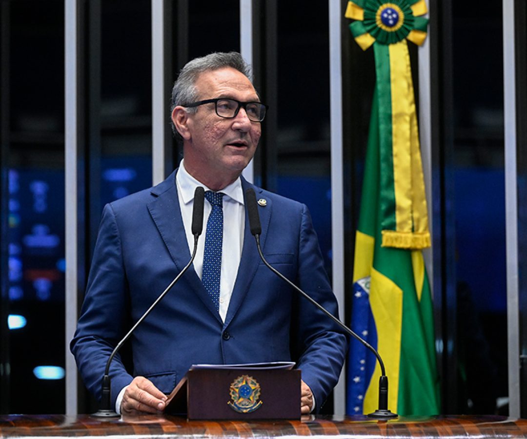Em discurso, à tribuna, senador Lucas Barreto (PSD-AP).