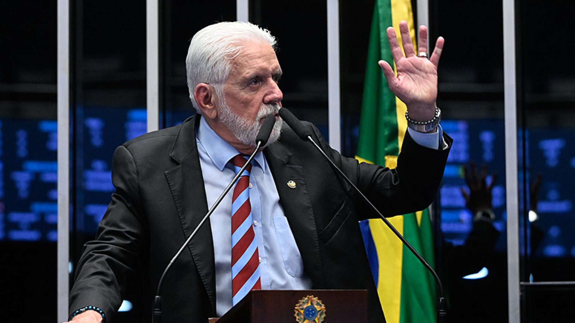 Em discurso, à tribuna, senador Jaques Wagner (PT-BA).
