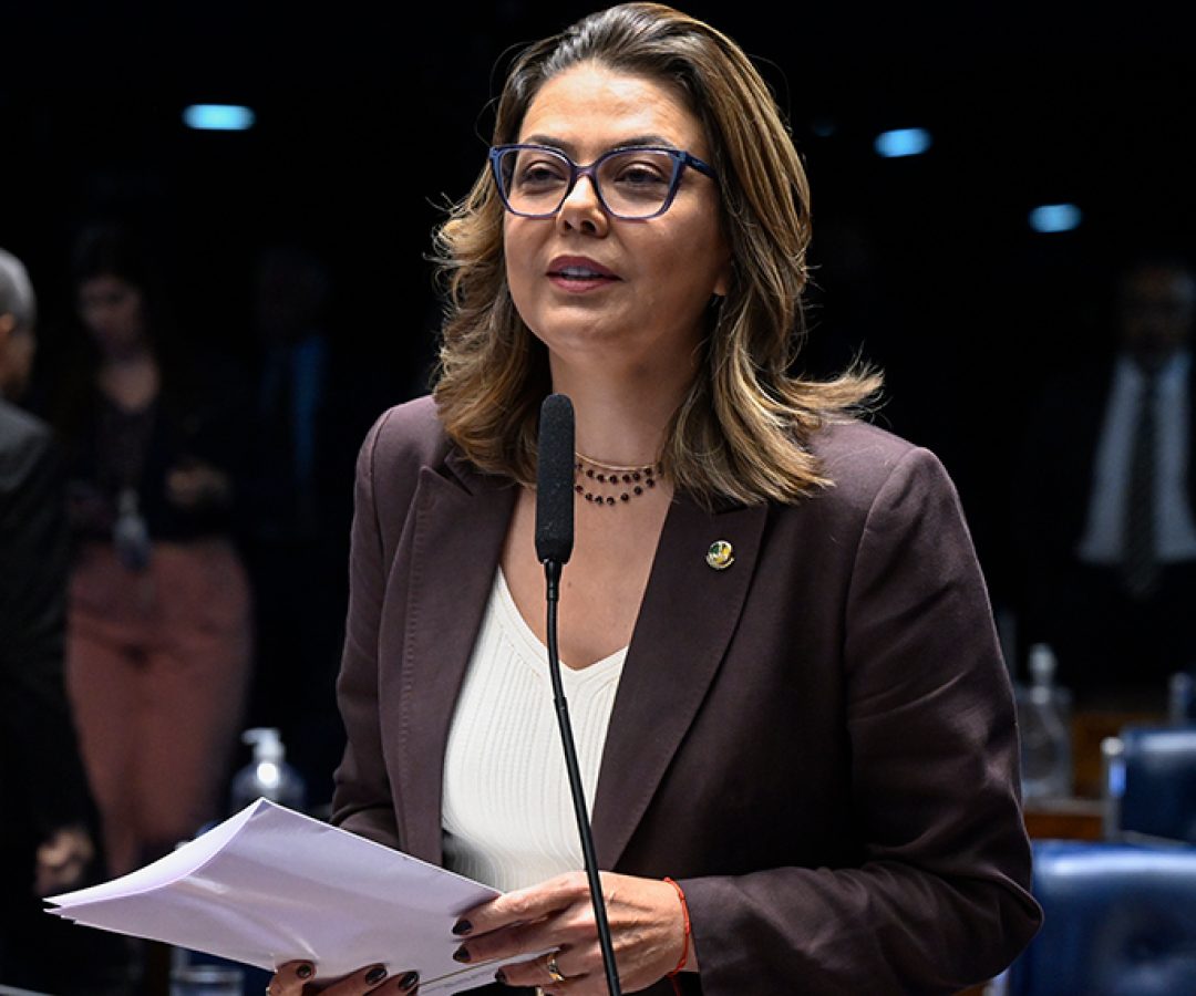 À bancada, em pronunciamento, senadora Leila Barros (PDT-DF).
