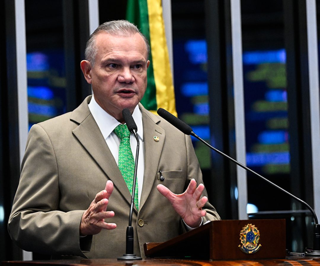 À tribuna, em discurso, senador Wellington Fagundes (PL-MT).