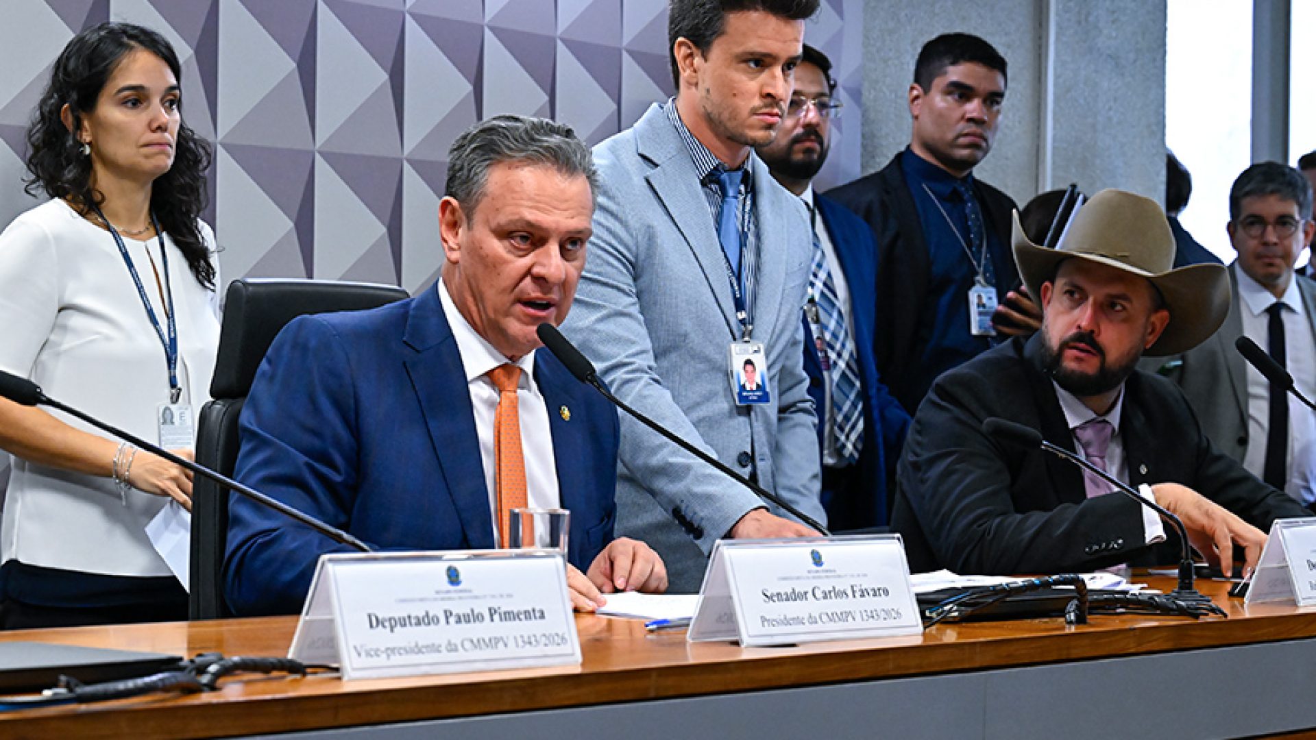 comissão mista aprova alterações na medida provisória — Senado Notícias