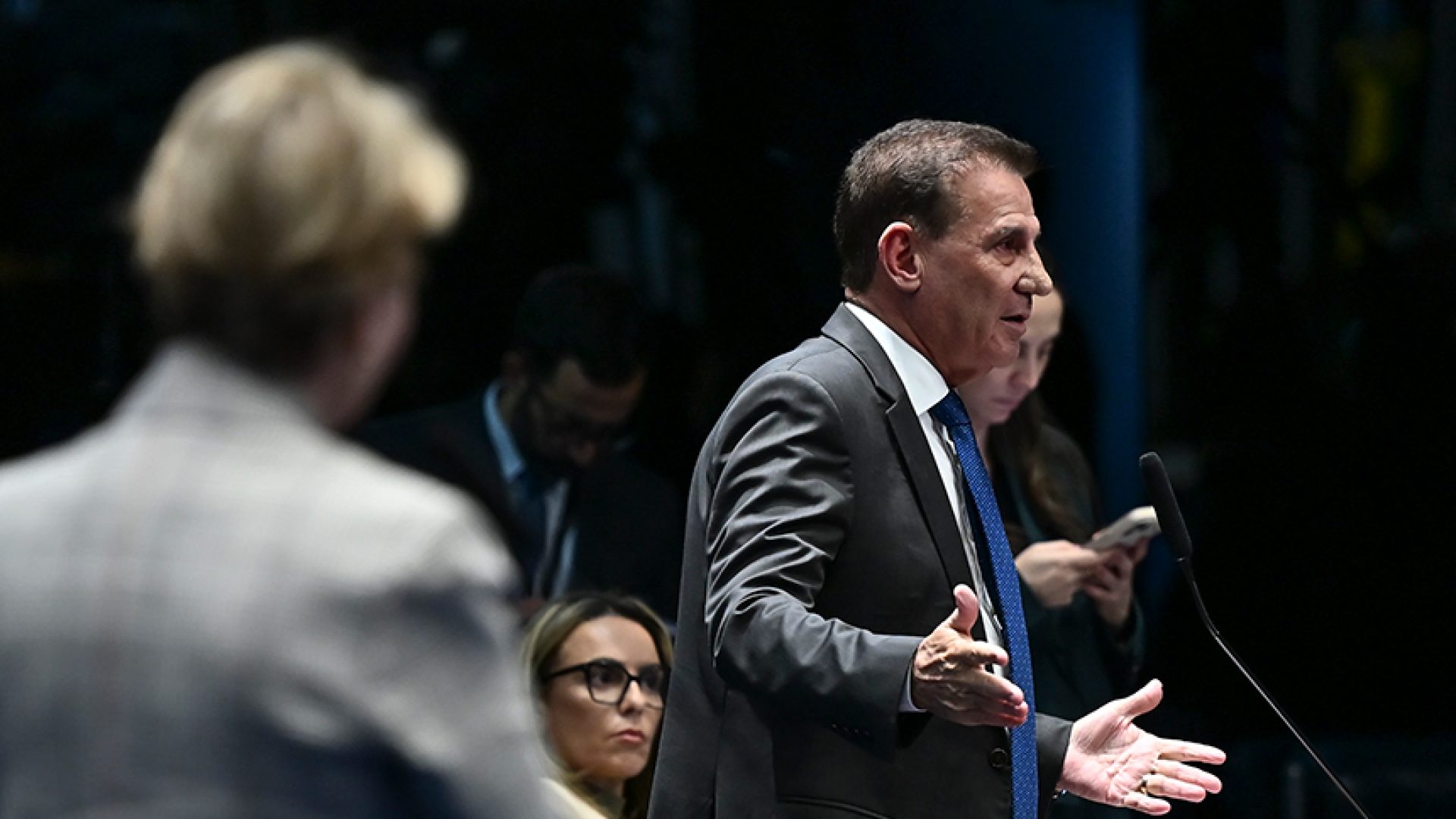 À bancada, em pronunciamento, senador Vanderlan Cardoso (PSD-GO).