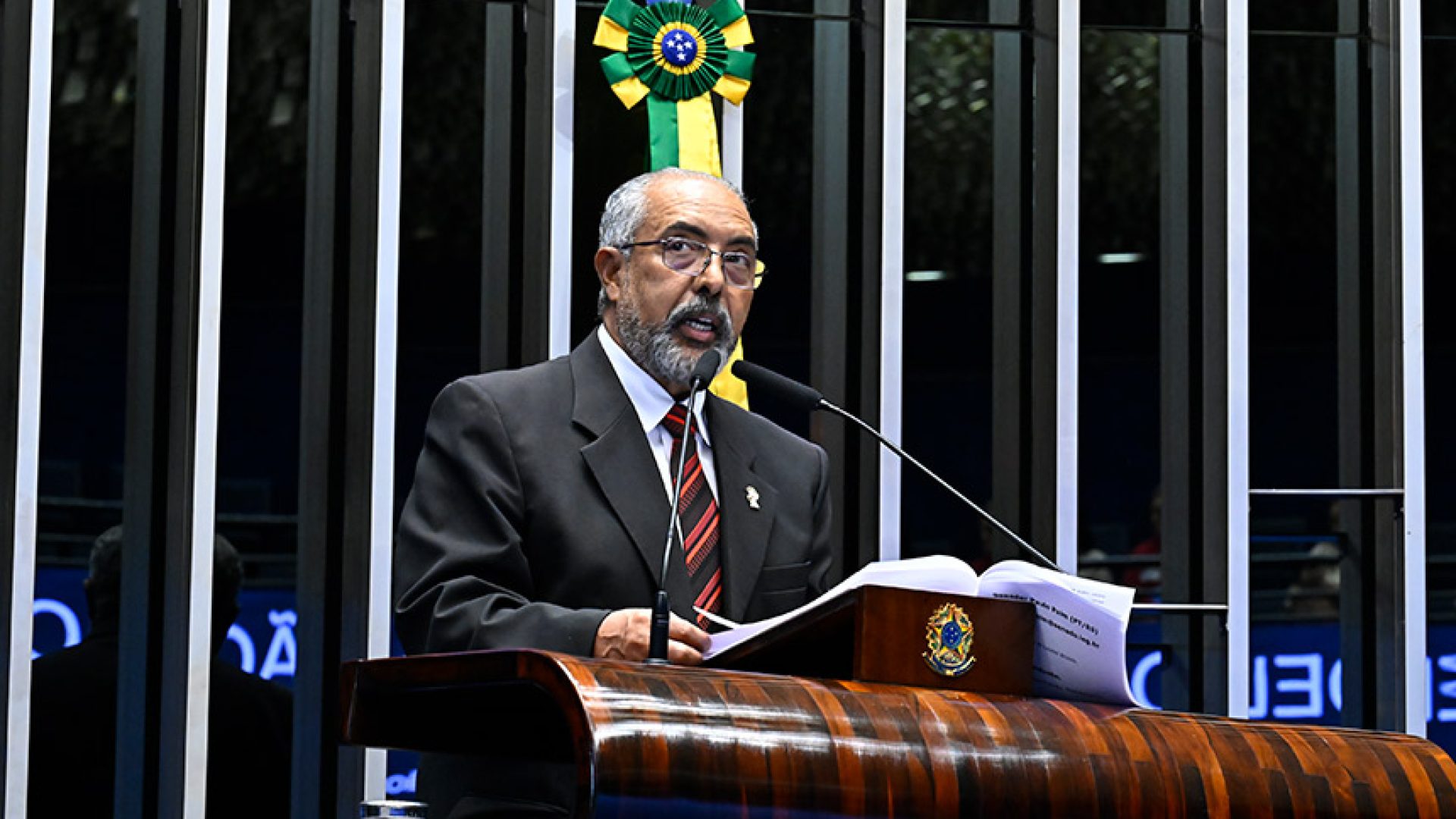 Em discurso, à tribuna, senador Paulo Paim (PT-RS).
