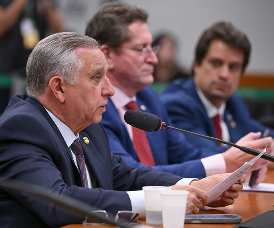 Em pronunciamento, à bancada, senador Izalci Lucas (PL-DF).