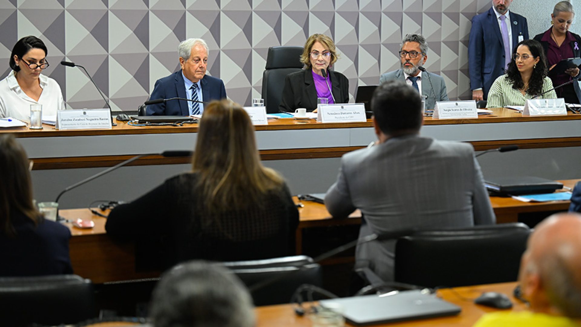 Debatedores criticam aumento de exigências a instituições para idosos — Senado Notícias