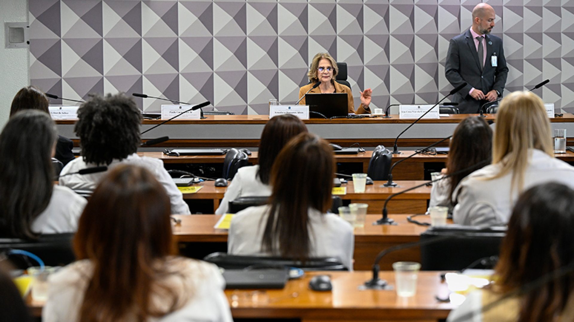 Debatedores divergem na CDH sobre medicamentos injetáveis manipulados — Senado Notícias