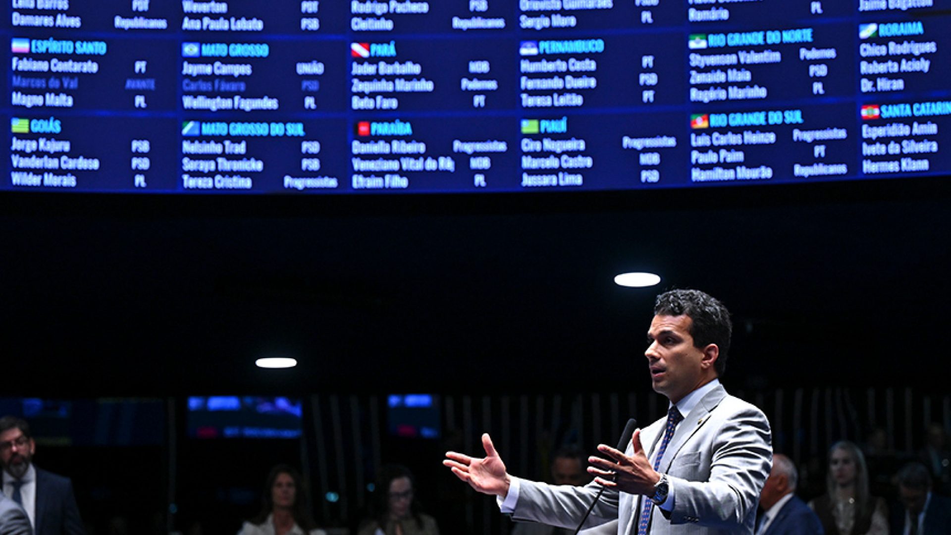 À bancada, em pronunciamento, senador Irajá (PSD-TO).