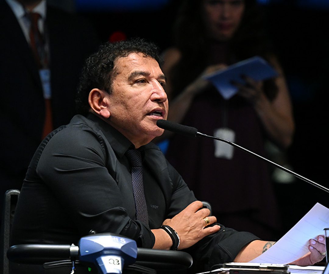À bancada, em pronunciamento, senador Magno Malta (PL-ES).
