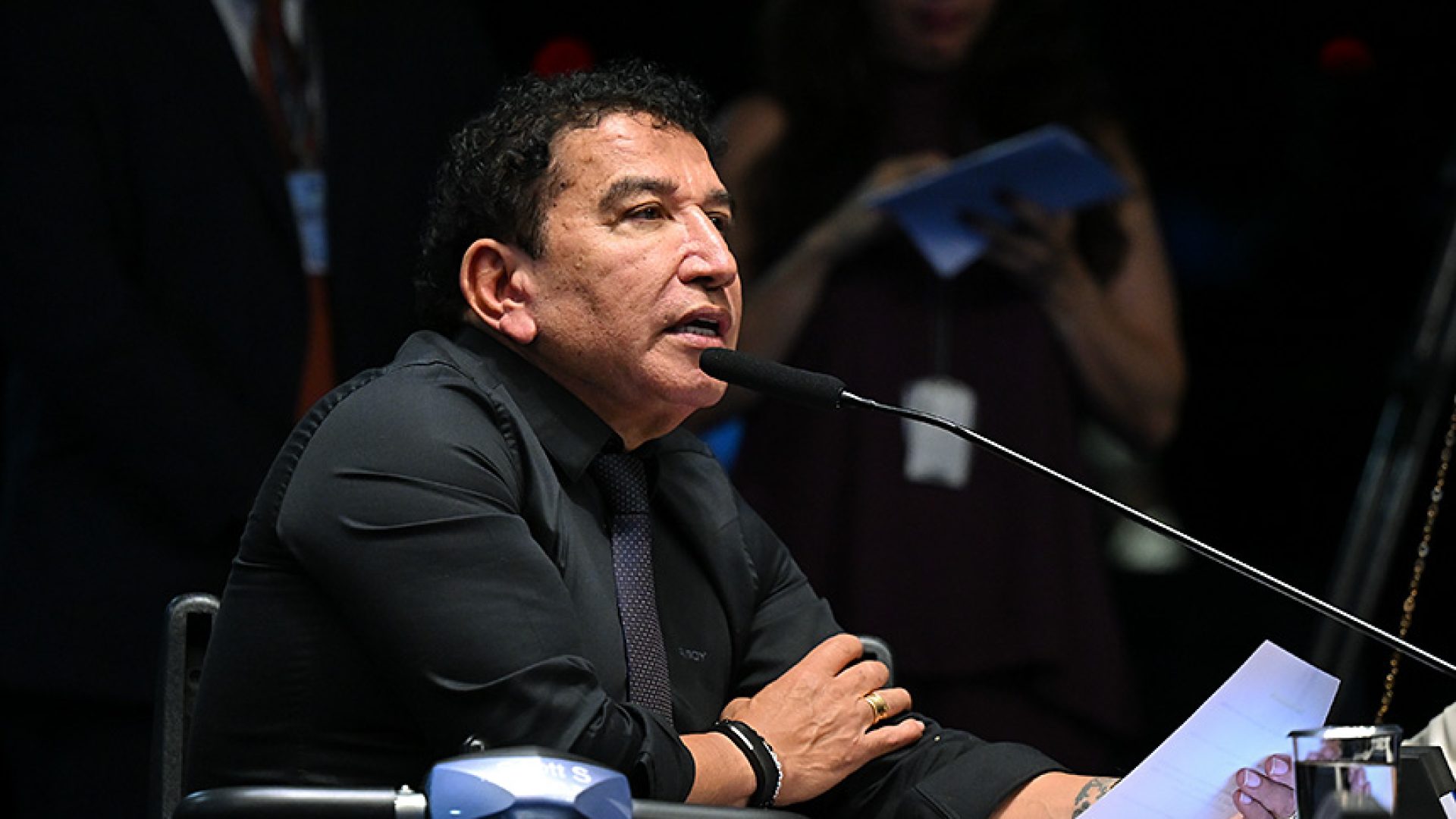 À bancada, em pronunciamento, senador Magno Malta (PL-ES).