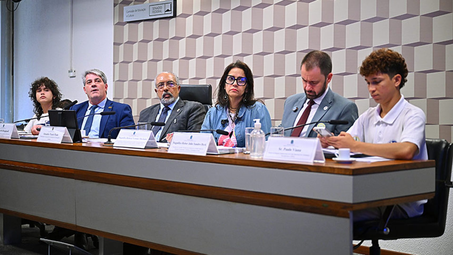 Para debatedores, combate à evasão no ensino federal passa pela alimentação — Senado Notícias