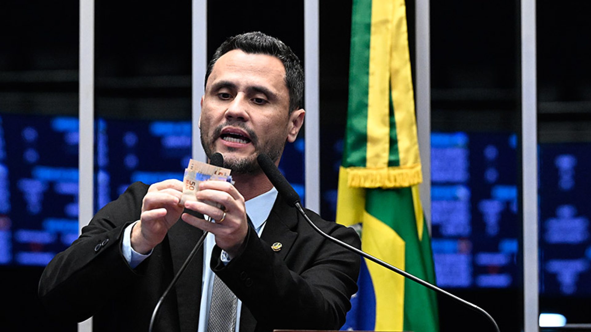 Senador Cleitinho (Republicanos-MG) em discurso à tribuna.