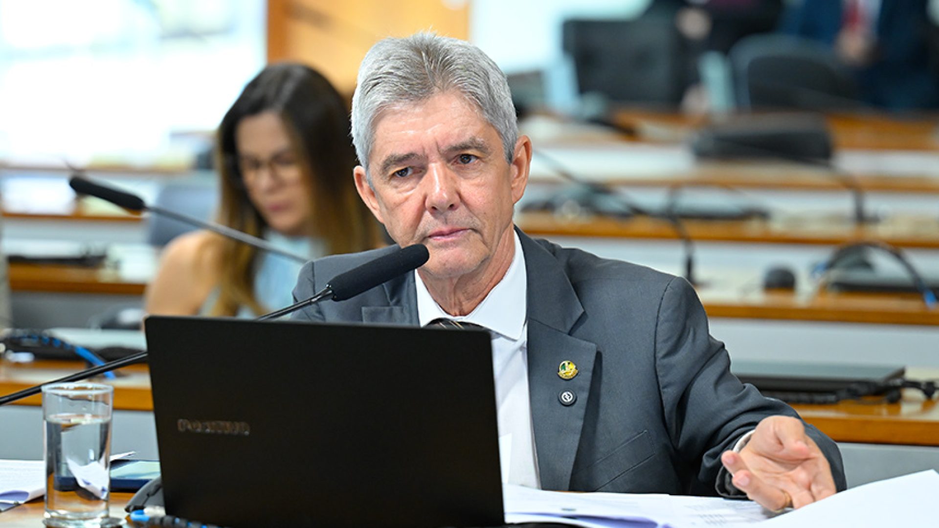 Em pronunciamento, à bancada, senador Jaime Bagattoli (PL-RO).