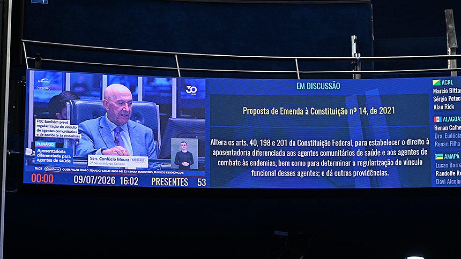 No painel, 2º secretário da Mesa do Senado Federal, senador Confúcio Moura (MDB-RO), preside sessão.