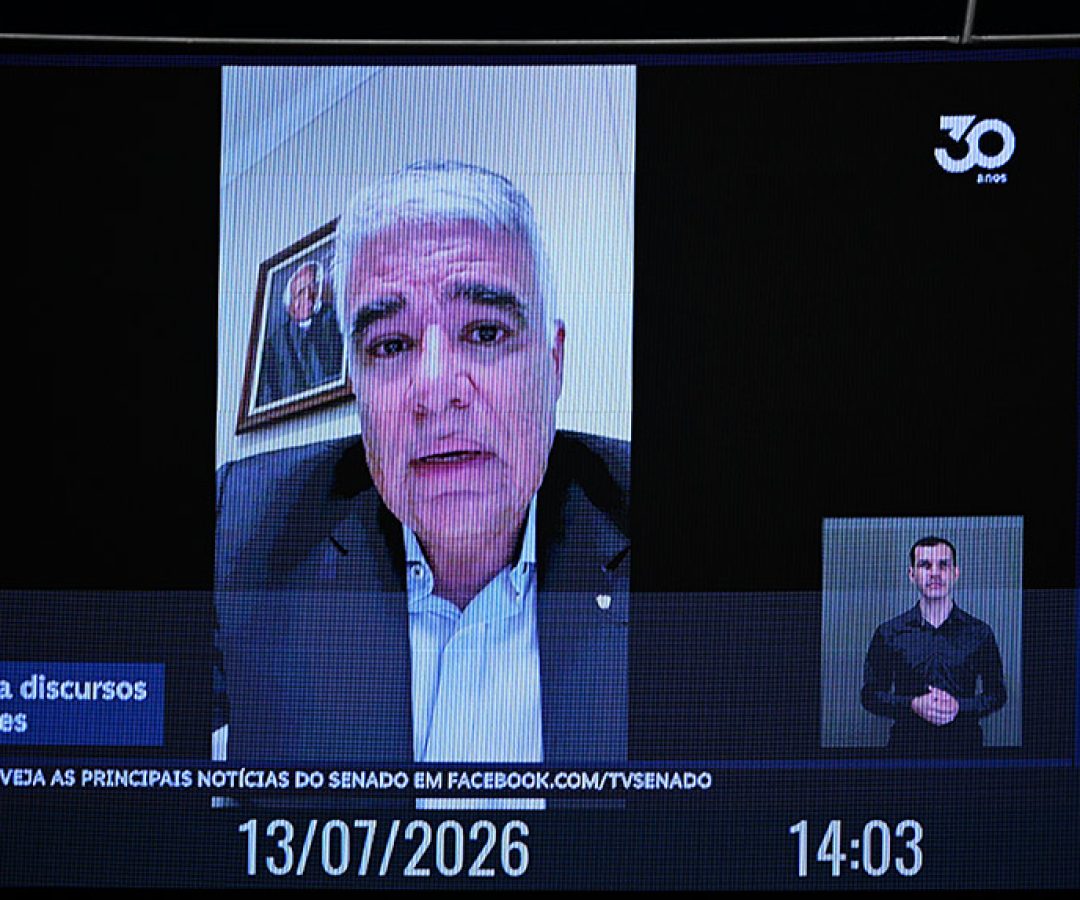 Painel exibe, senador Eduardo Girão (Novo-CE) via videoconferência.