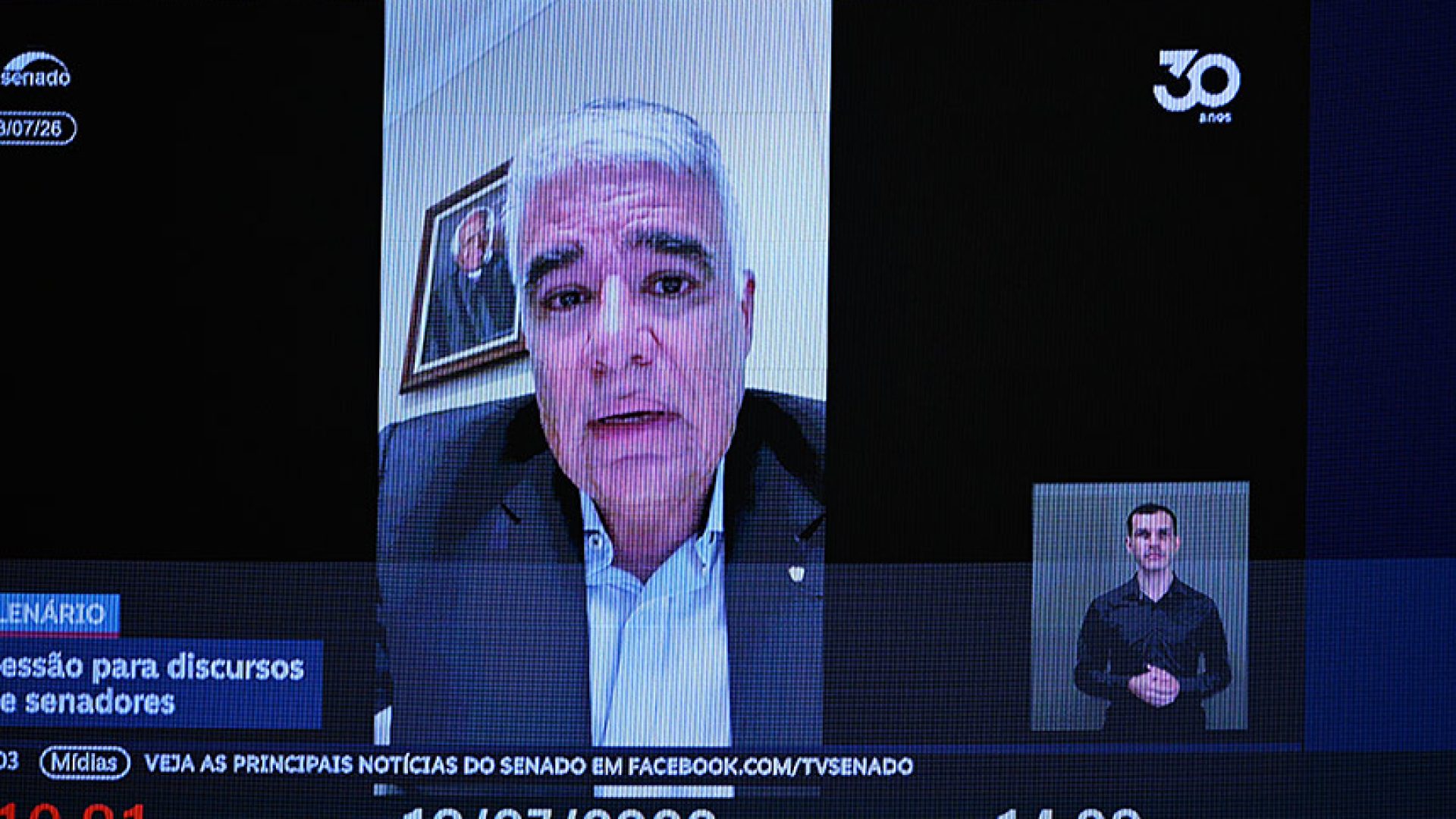 Painel exibe, senador Eduardo Girão (Novo-CE) via videoconferência.