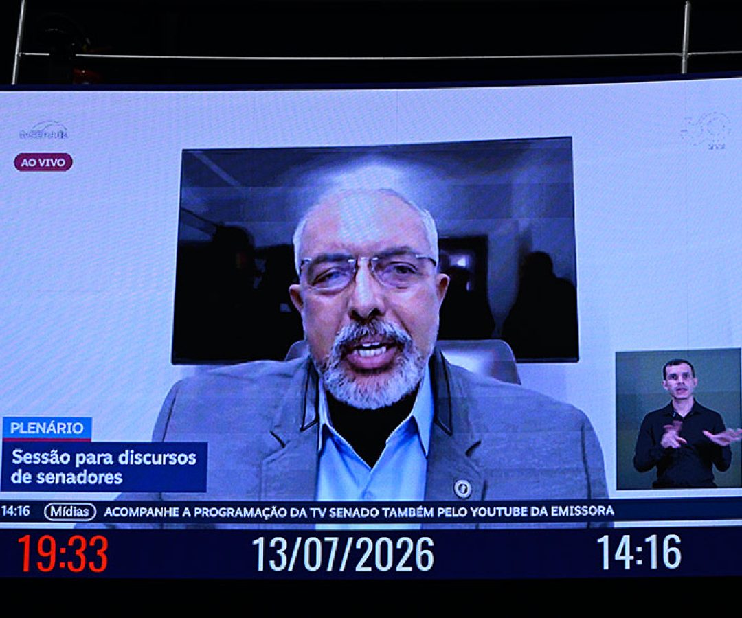 Telão exibe, pronunciamento, via videoconferência, do  senador Paulo Paim (PT-RS).