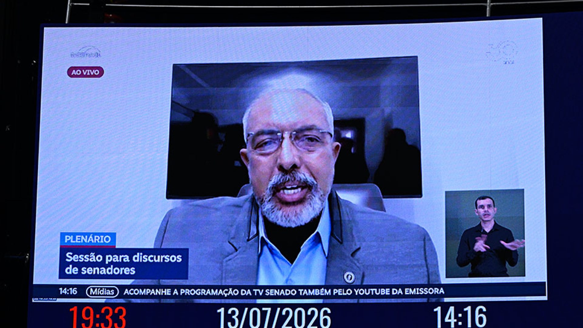 Telão exibe, pronunciamento, via videoconferência, do  senador Paulo Paim (PT-RS).