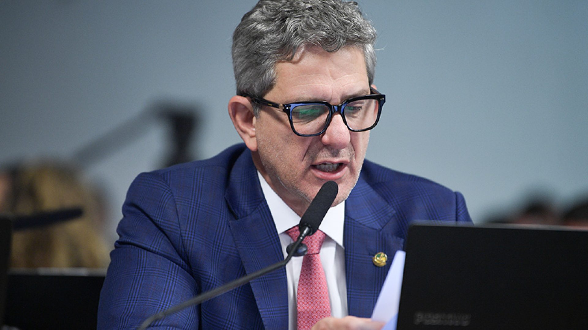 Em pronunciamento, à bancada, relator do PL 2.673/2025, senador Rogério Carvalho (PT-SE).