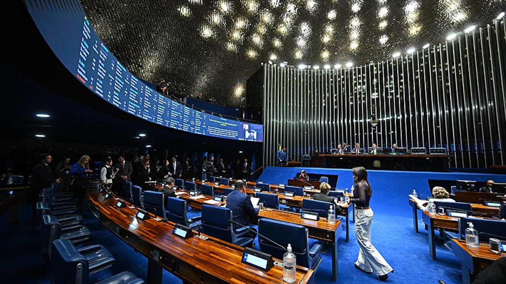 Aprovado no Senado, limite à retenção de fundos de participação vai à Câmara — Senado Notícias