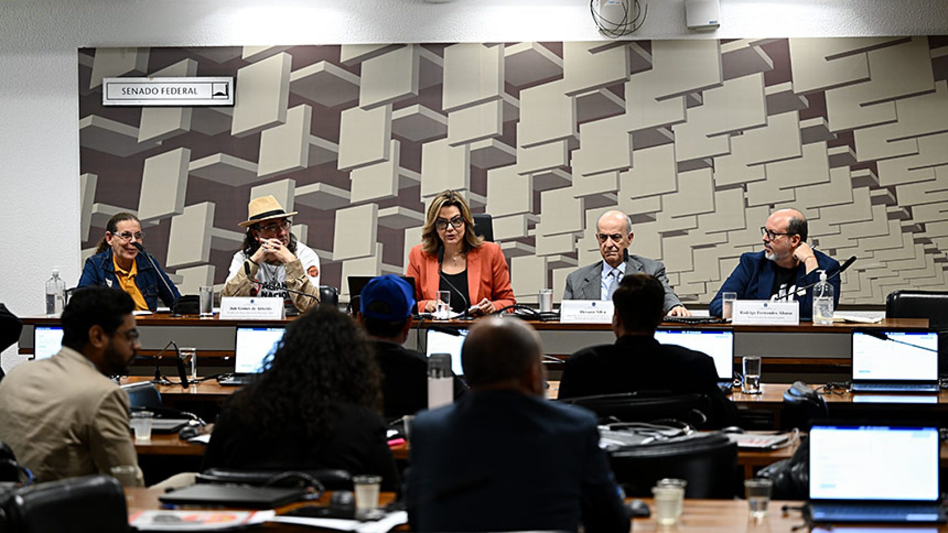 Debate expõe divergências sobre direitos e controle no trabalho por aplicativo — Senado Notícias
