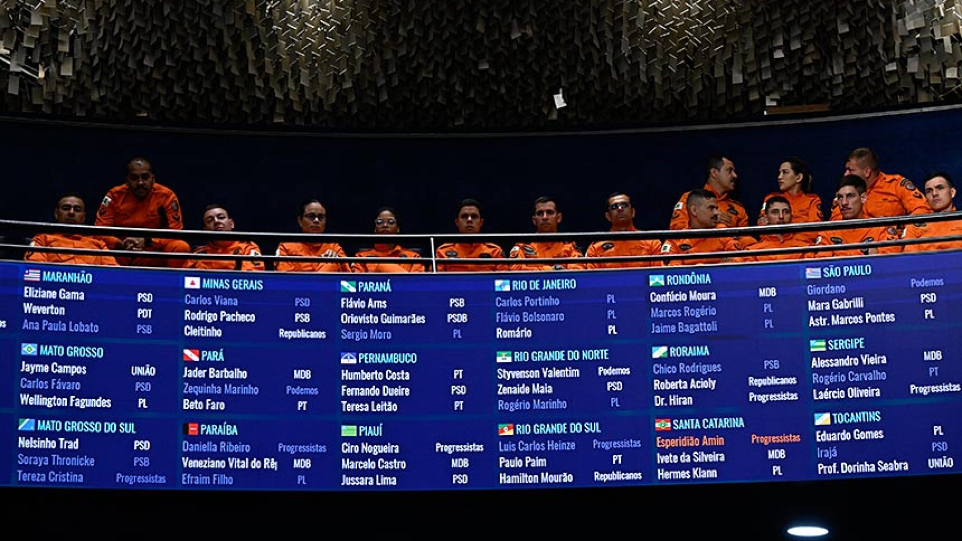 Da galeria, Corpo de Bombeiros Militar do Distrito Federal (CBMDF) acompanha sessão.