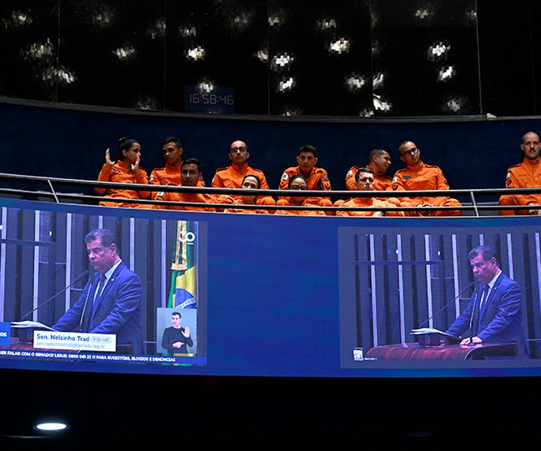 No painel, à tribuna, relator do PL 2.465/2026, senador Nelsinho Trad (PSD-MS).