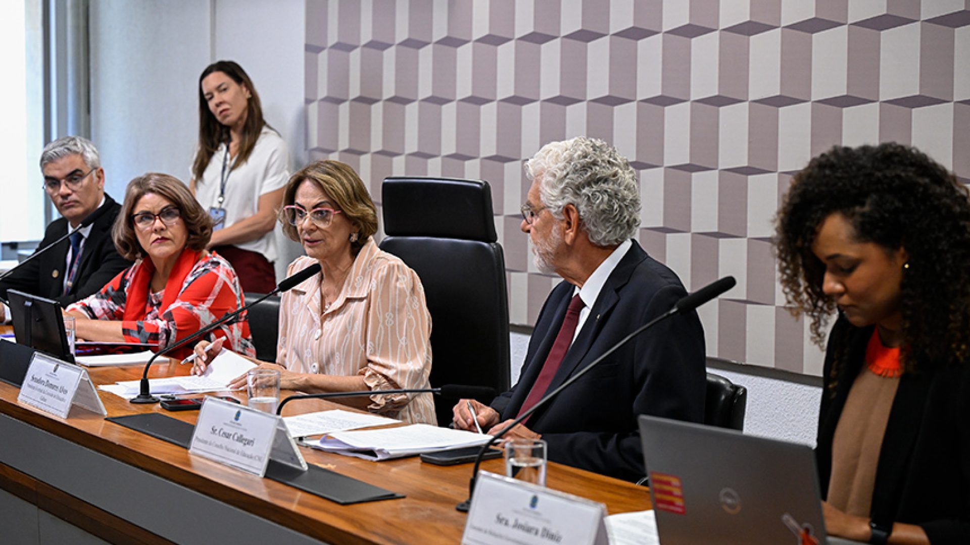 Debate na CE aponta avanço de tempo integral e desafios para garantir qualidade — Senado Notícias
