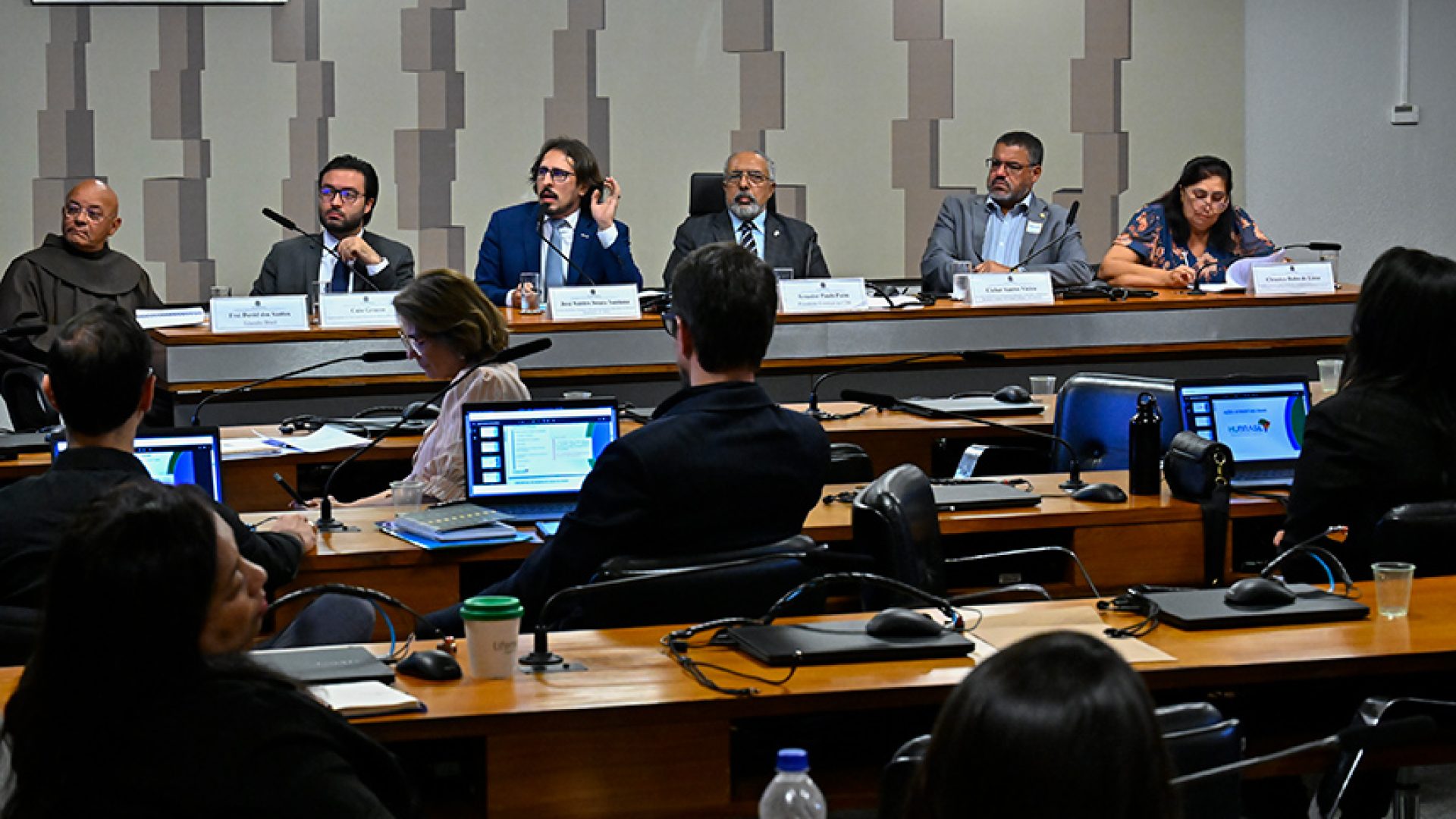 Cotas em residência médica dividem opiniões em debate na CDH — Senado Notícias