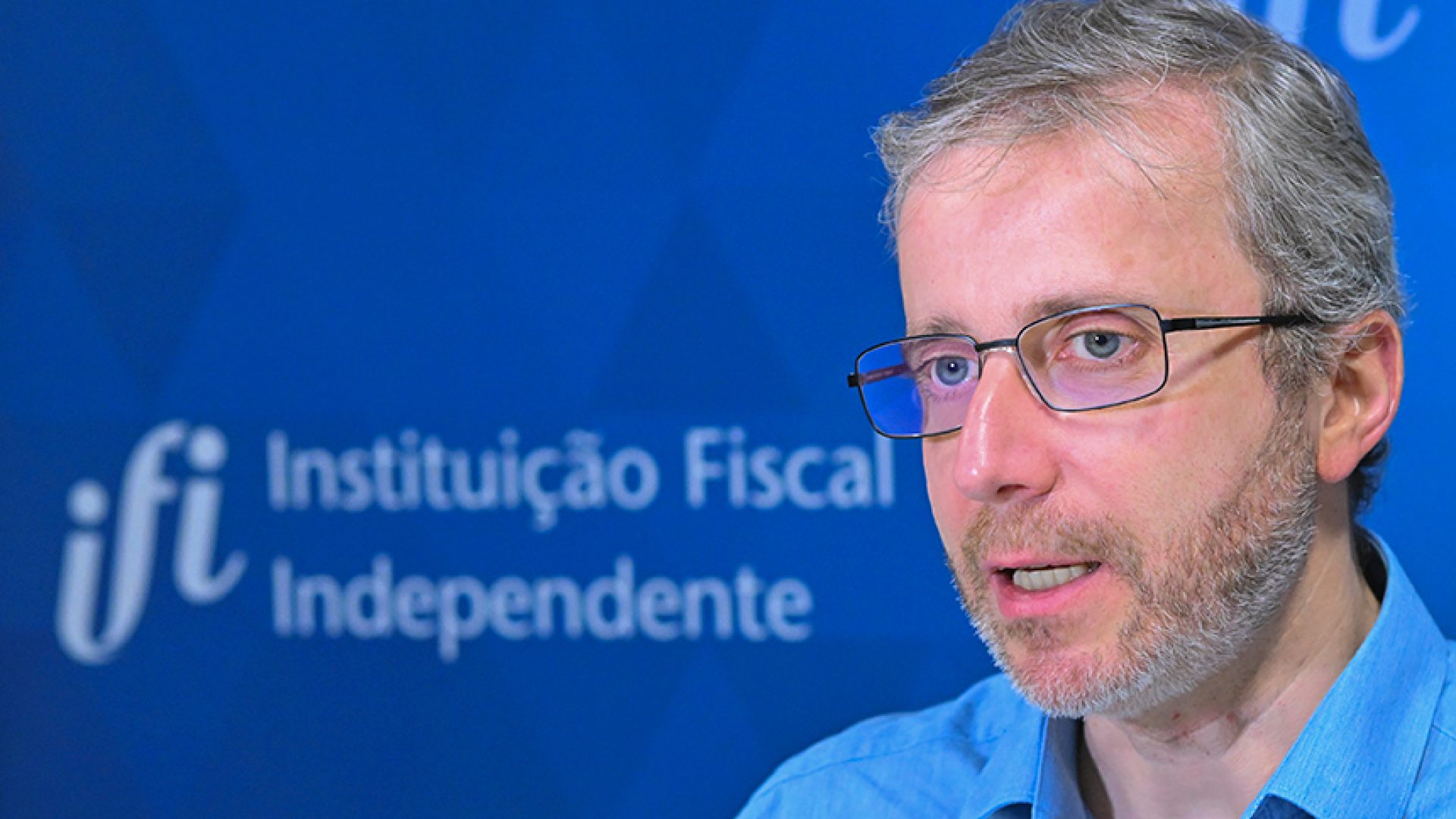 O RAF traz, mensalmente, avaliações conjunturais sobre a macroeconomia, receitas e despesas públicas, e o ciclo orçamentário. Duas vezes por ano, em maio e novembro, o RAF também traz atualizações das projeções macrofiscais da IFI para os próximos anos, na forma de cenários base, otimista e pessimista.