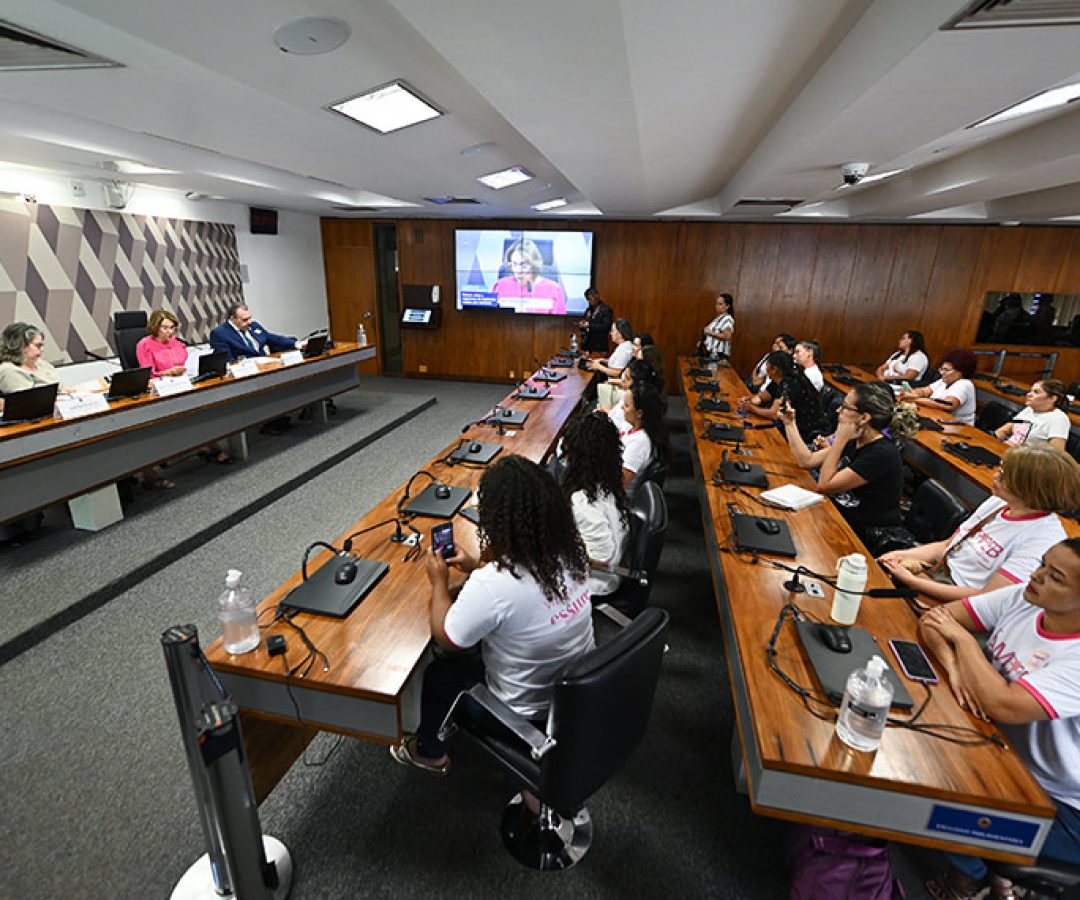 Mulheres com implante contraceptivo banido pedem política de assistência — Senado Notícias