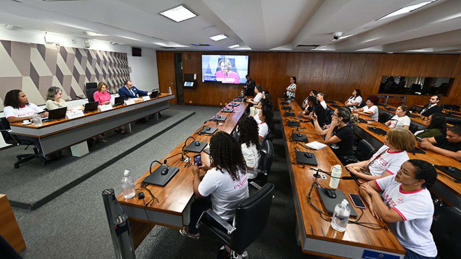 Mulheres com implante contraceptivo banido pedem política de assistência — Senado Notícias