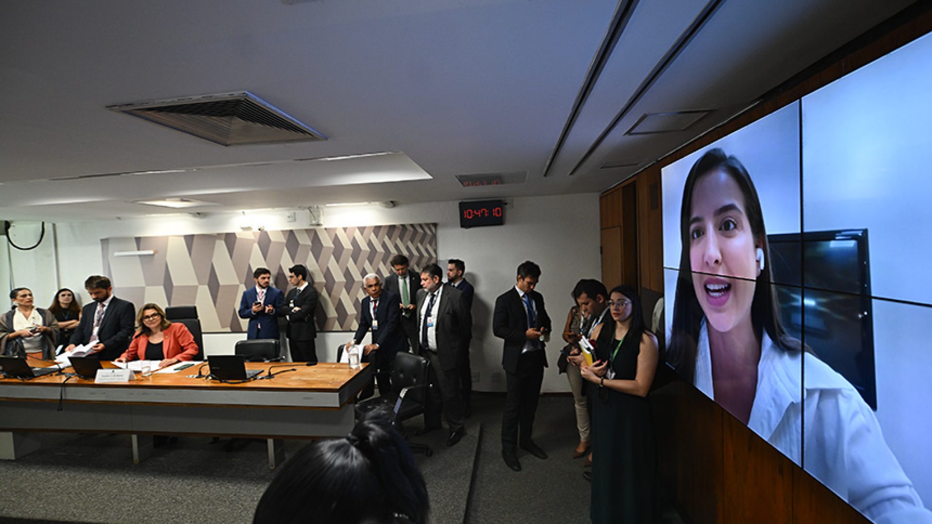 À mesa, presidente da CMMPV 1.366/2026, senadora Leila Barros (PDT-DF), conduz reunião.