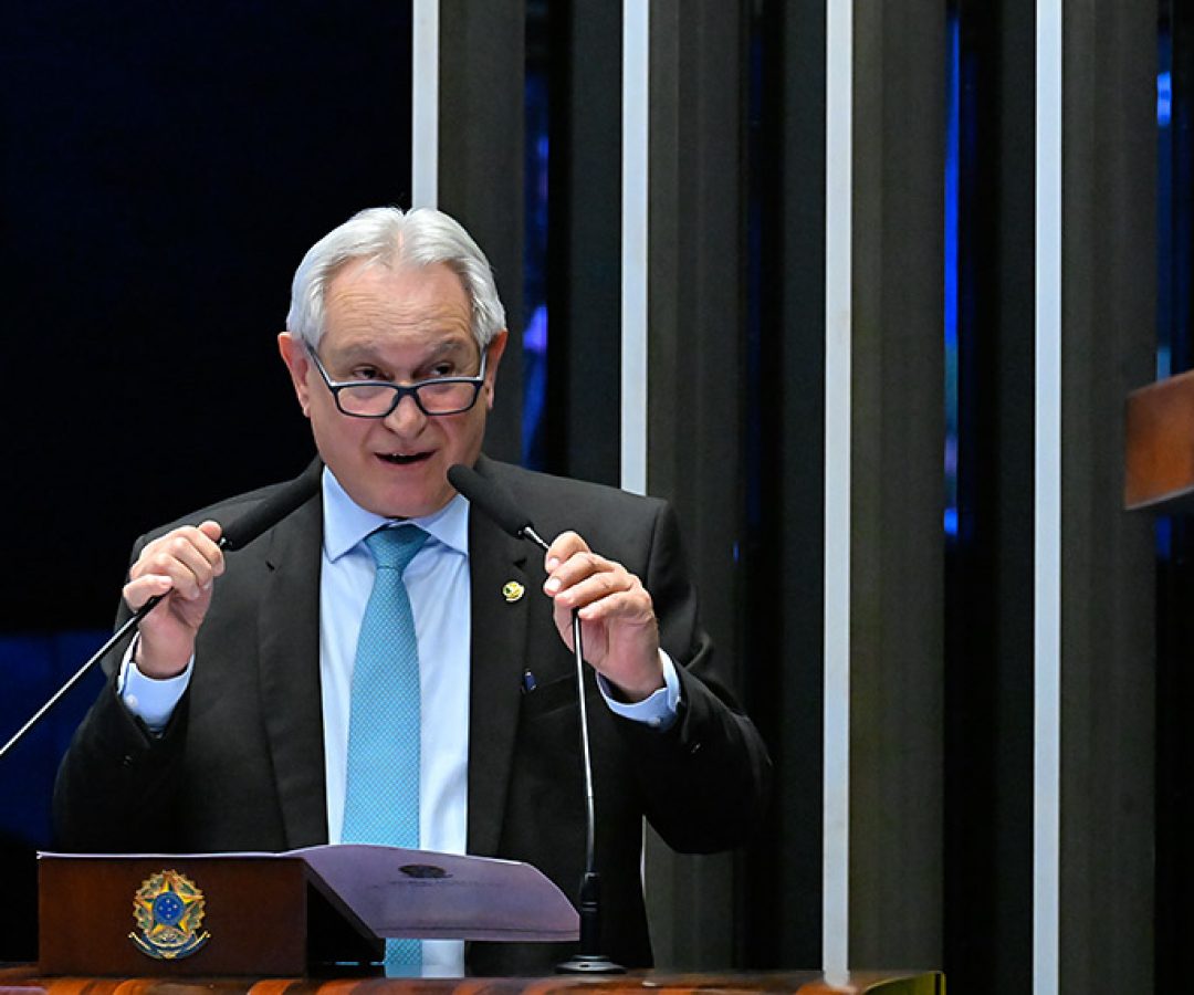 À tribuna, em discurso, senador Hermes Klann (PL-SC).