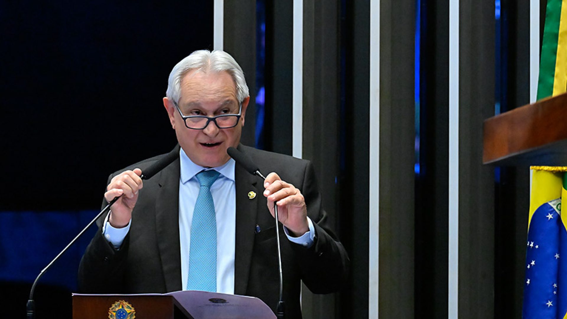À tribuna, em discurso, senador Hermes Klann (PL-SC).