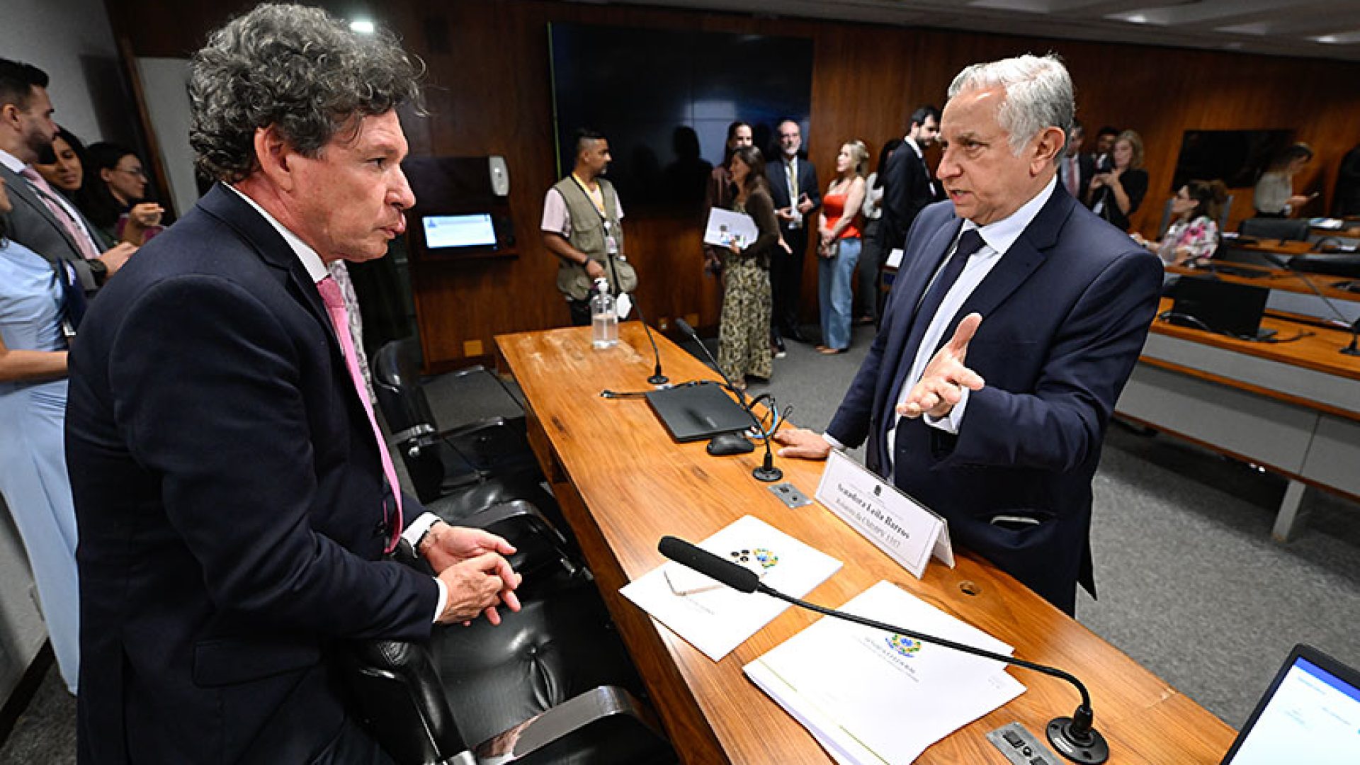 Senador Izalci Lucas (PL-DF) conversa com o presidente da CMMPV 1.357/2026, deputado Reginaldo Lopes (PT-MG).