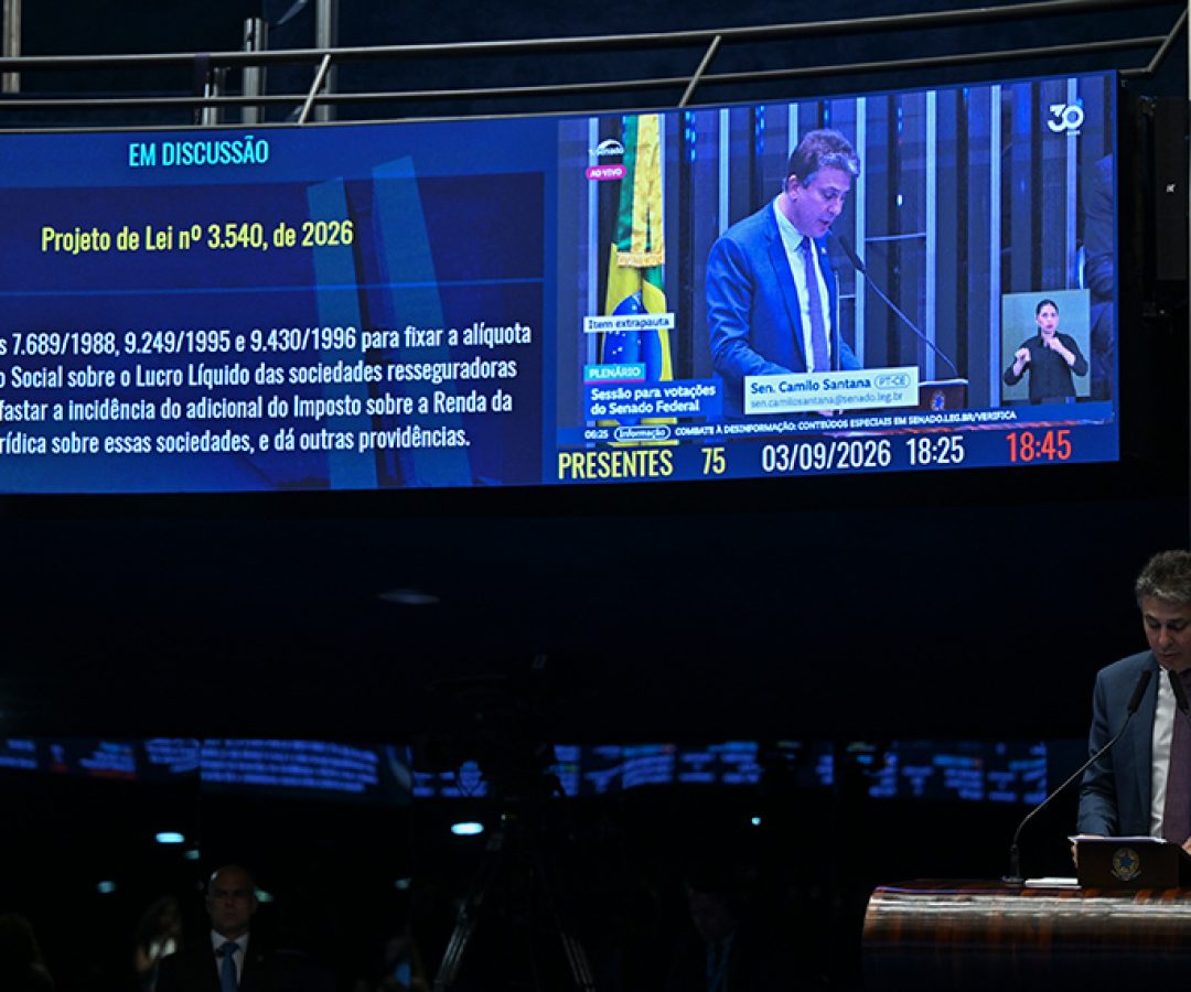À tribuna, em discurso, senador Camilo Santana (PT-CE).