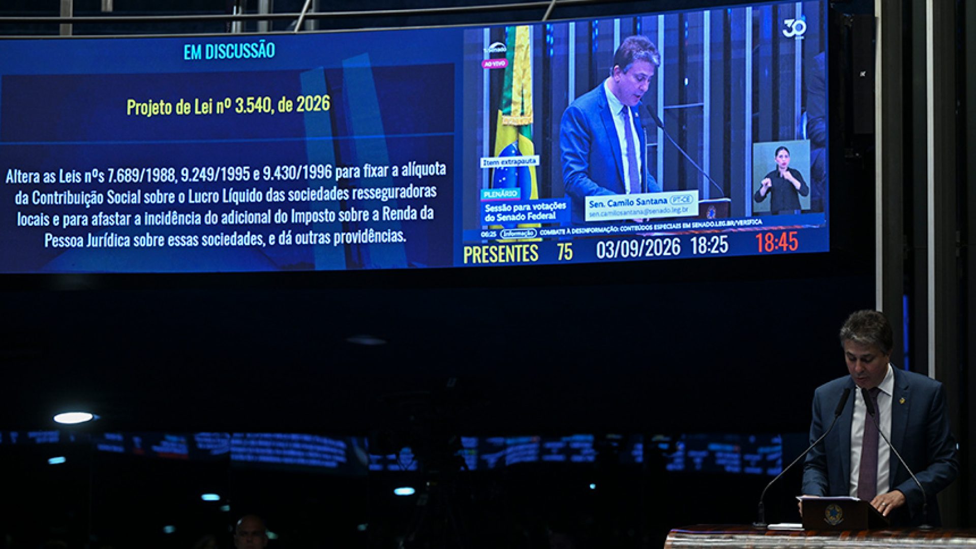 À tribuna, em discurso, senador Camilo Santana (PT-CE).