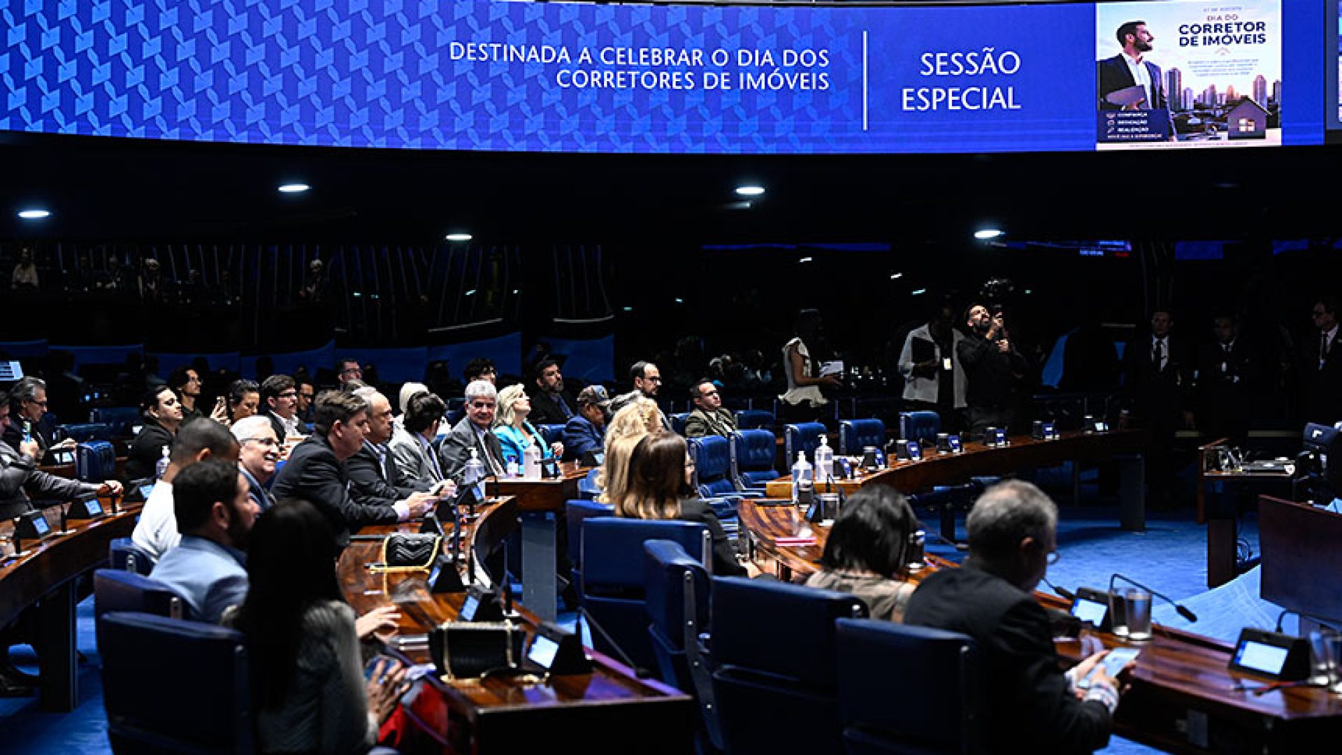 Exibição de vídeo institucional.