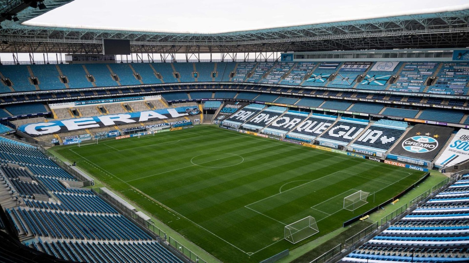 Grêmio faz 3 a 0 no Inter e está com uma mão na taça do Gauchão