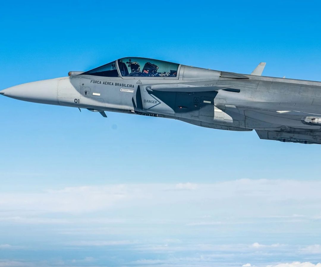 Já existem 12 unidades do F39E Gripen em solo brasileiro, sendo 11 importadas da Suécia e 1 produzida e montada no Brasil; Embraer; Saab