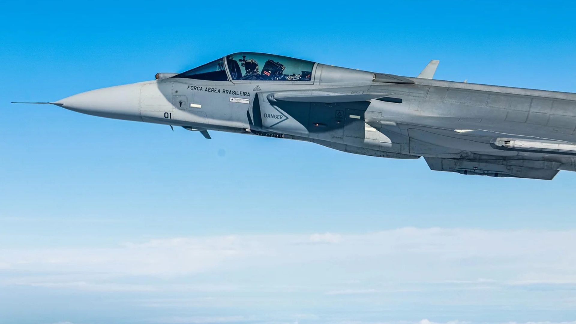 Já existem 12 unidades do F39E Gripen em solo brasileiro, sendo 11 importadas da Suécia e 1 produzida e montada no Brasil; Embraer; Saab