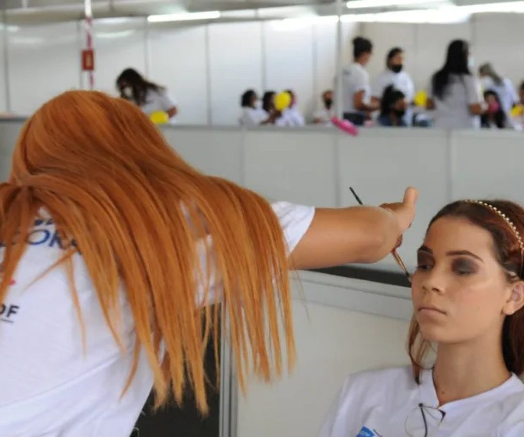GDF abre 210 vagas gratuitas em cursos de beleza para mulheres no DF