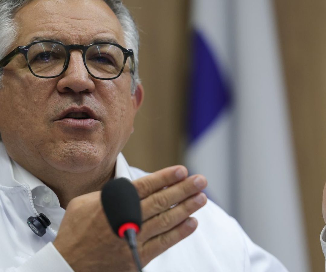 "Não vamos negar aos nossos filhos o direito à vacina", diz Padilha