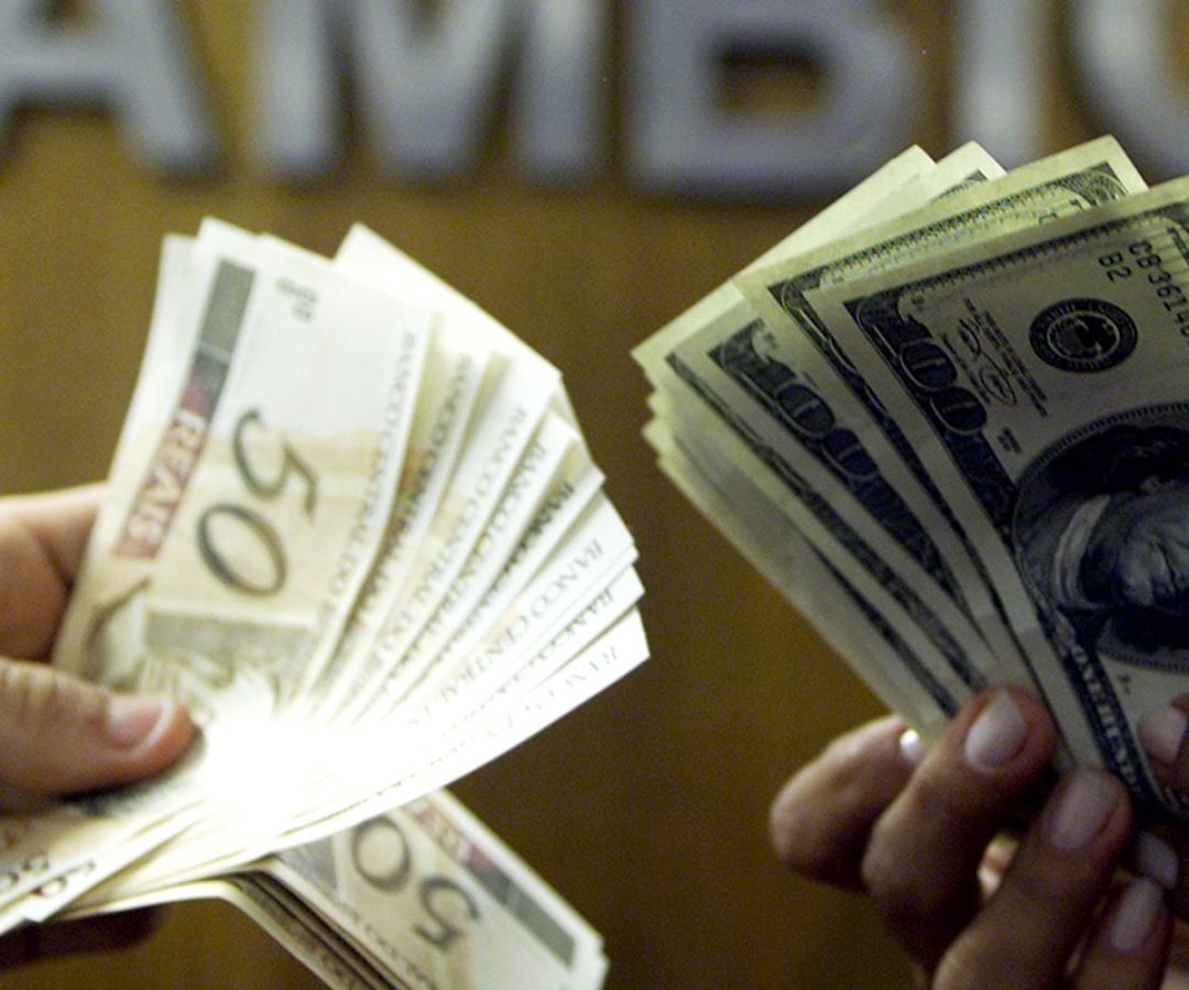 Dólar cai para R$ 5,31 após conversa entre Lula e Trump
