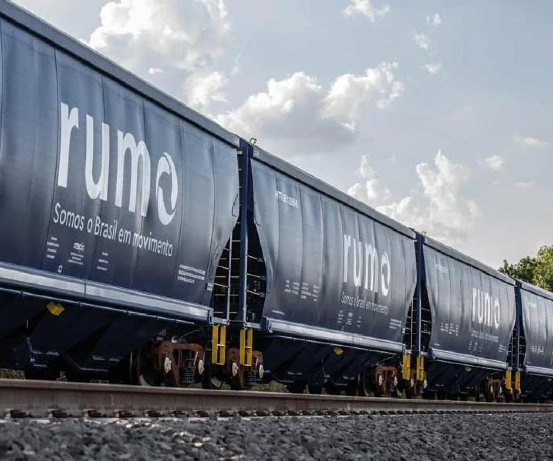 Frota da Rumo é composta por 1,4 mil locomotivas, além de 35 mil vagões, que operam por nove estados de quatro regiões do Brasil (Crédito: @joaonetofoto) suzano