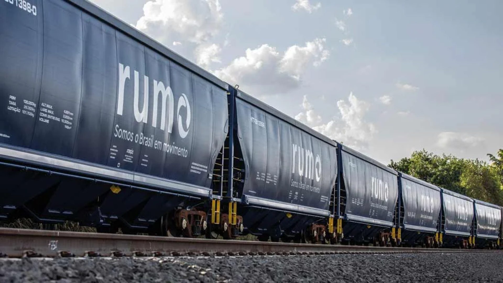 Frota da Rumo é composta por 1,4 mil locomotivas, além de 35 mil vagões, que operam por nove estados de quatro regiões do Brasil (Crédito: @joaonetofoto) suzano
